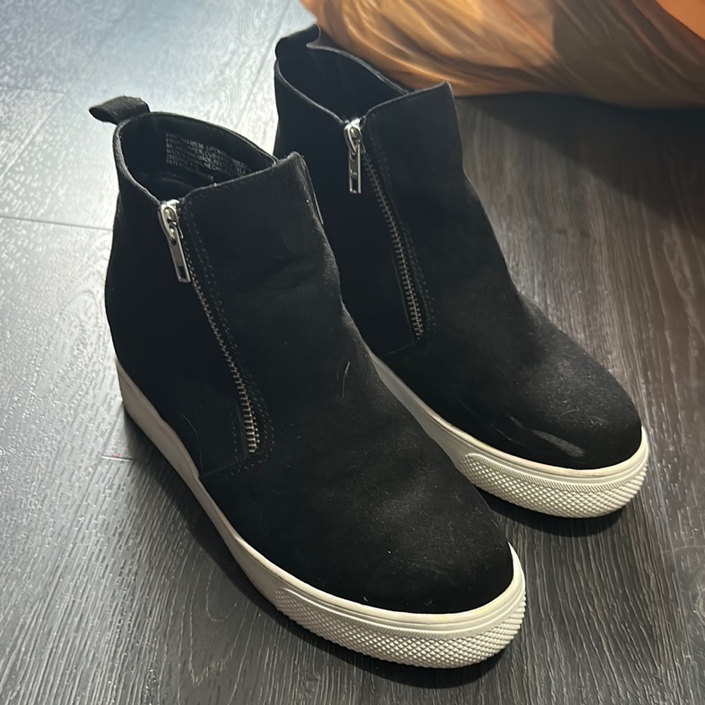 Time and Tru Black Wedge Sneakers with Side Zipper – Size 7.5 W